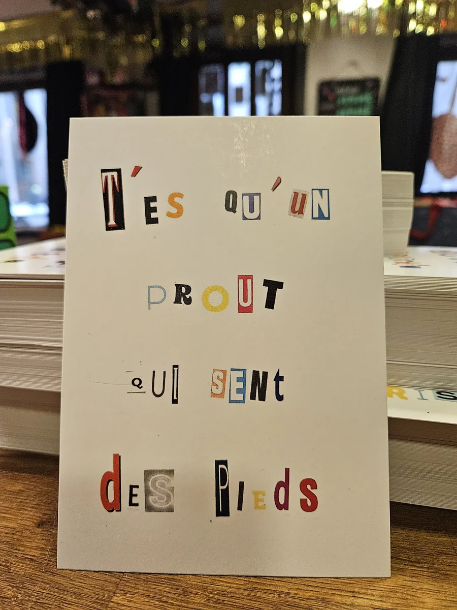 Carte Corbeau "T'es qu'un Prout qui sent des Pieds"