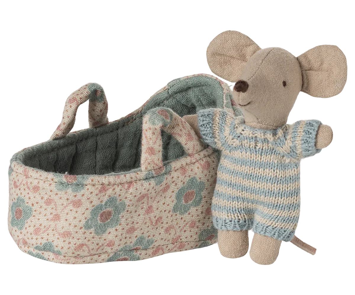 Bébé souris dans couffin bleu Maileg