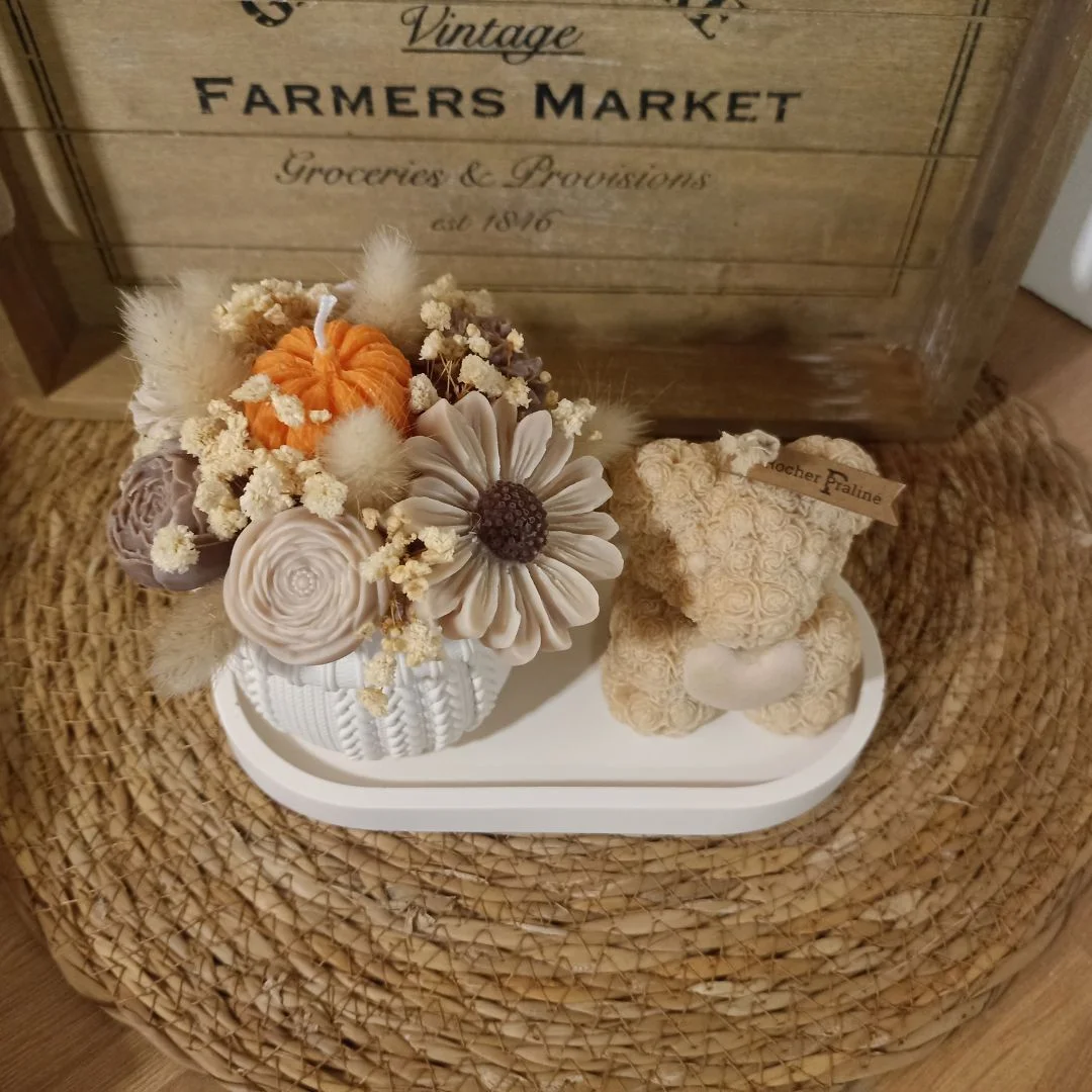 Collection FLEURIE "Le coffret Prestige" - bouquet de l'automne, ourson et plateau en Jesmonite - - photo 2 - L'ETERNELLE Bougie Authentic