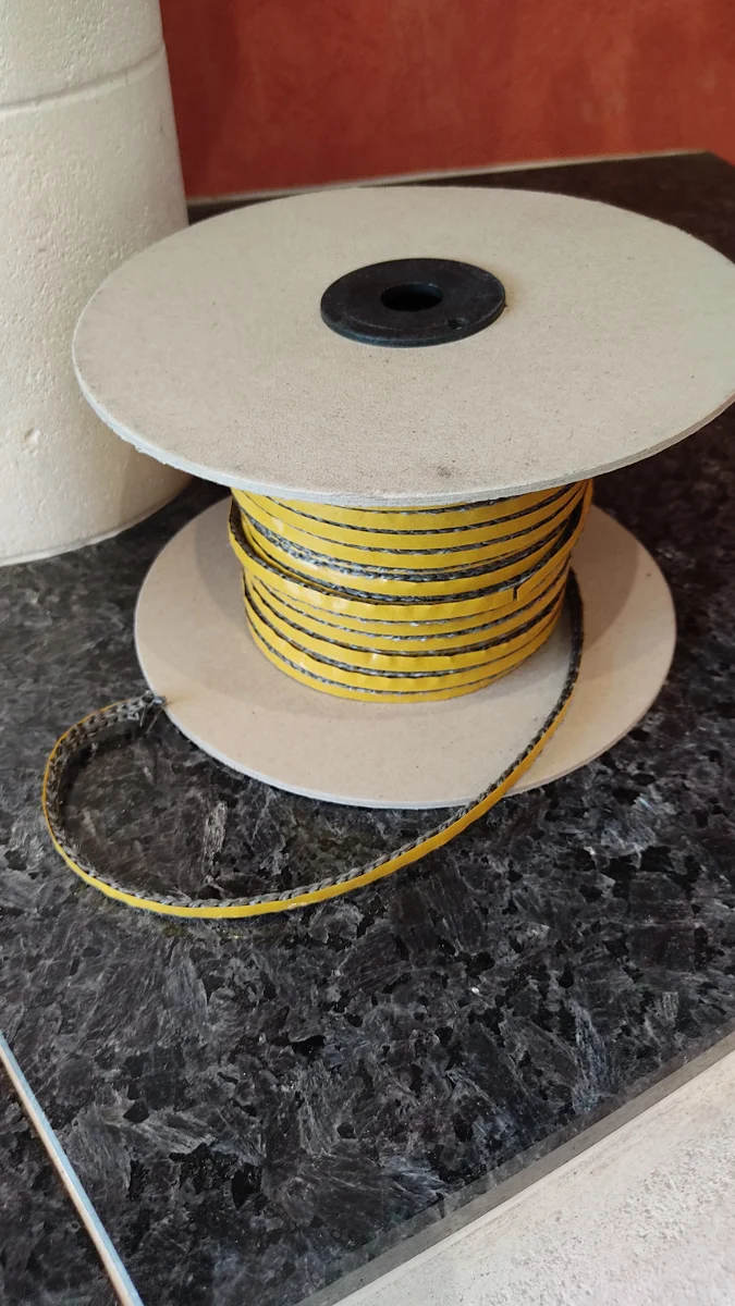Joint plats adhesif 7*3mm pour vitre de poêles et inserts - vendu au mètre